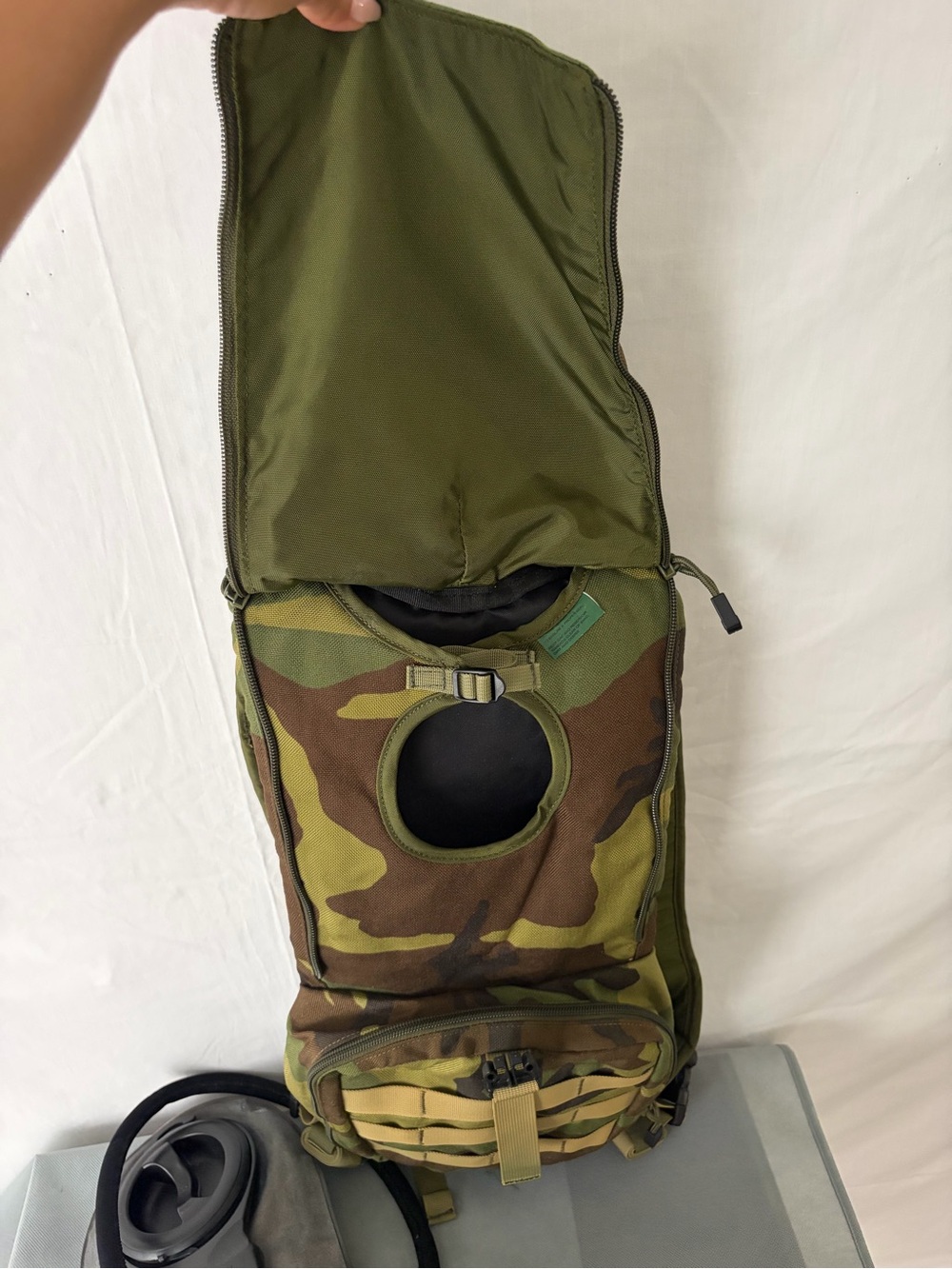 CamelBak Maximum Gear Camo Hydration Pack Backpack (F183) - Picture 9 of 16